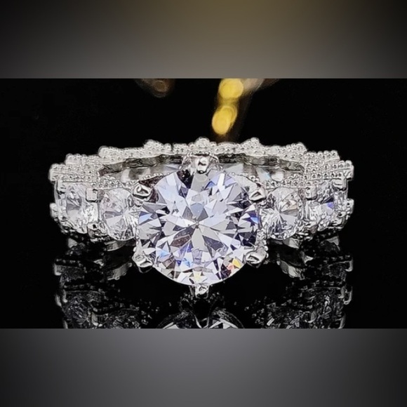 Luxurious Vintage Style Exaggerated Zirconia Ring Size 8 - Picture 3 of 8
